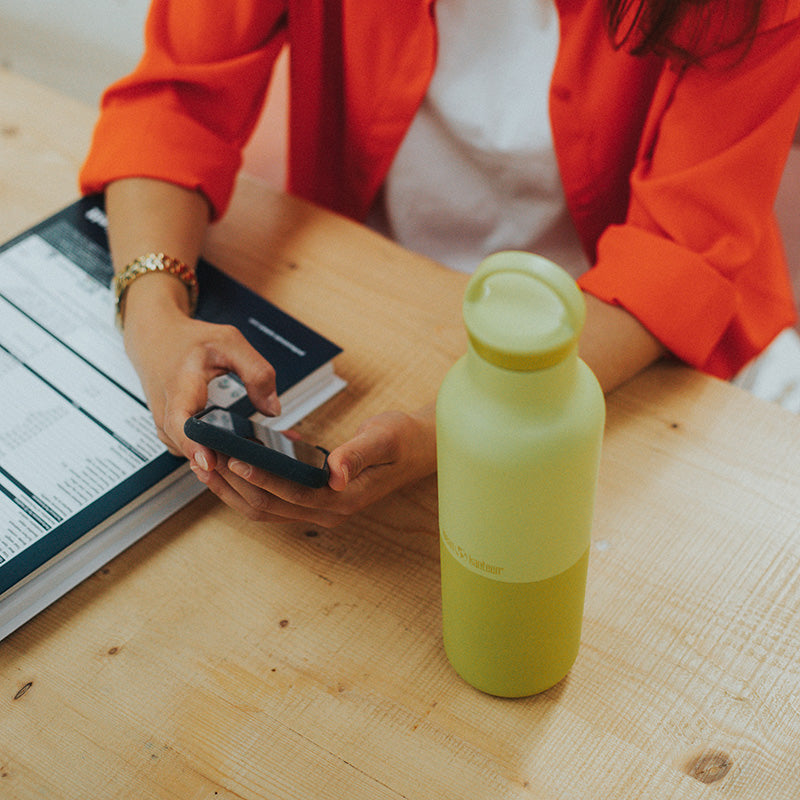 20oz-rise-classic-with-arch-loop-cap-m7 20oz_rise_classic_insulated_bottle_acacia_worker_phone_square.jpg