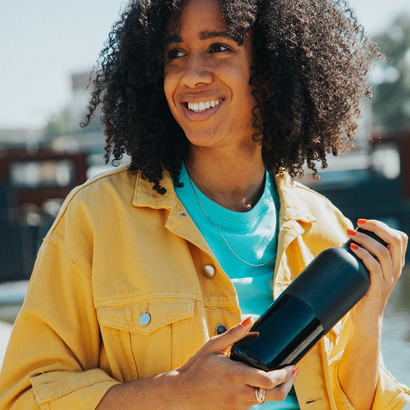 20oz-rise-classic-with-arch-loop-cap-m7 20oz_rise_classic_insulated_bottle_black_woman_smile_square.jpg